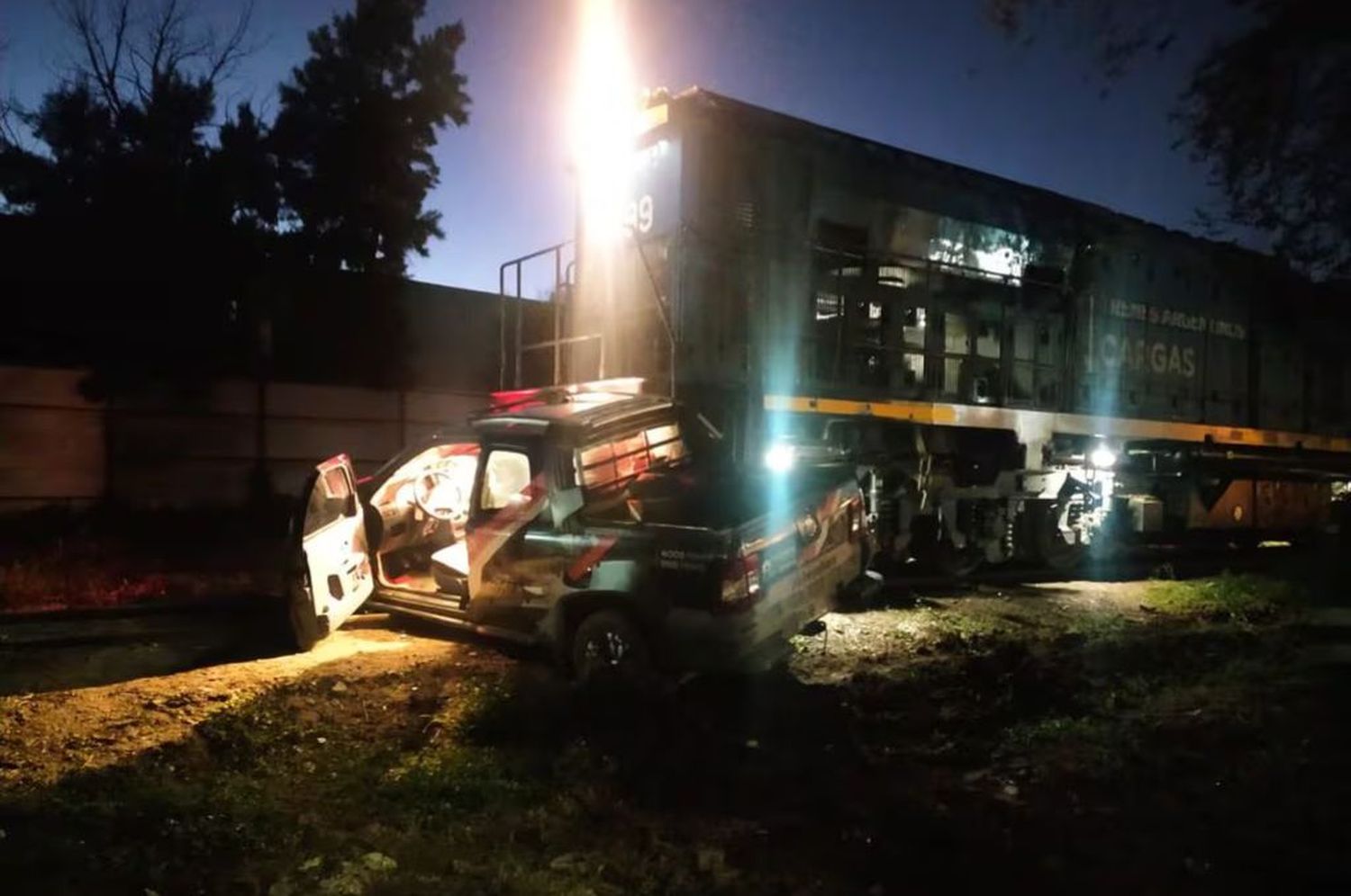 Así quedó la camioneta embestida