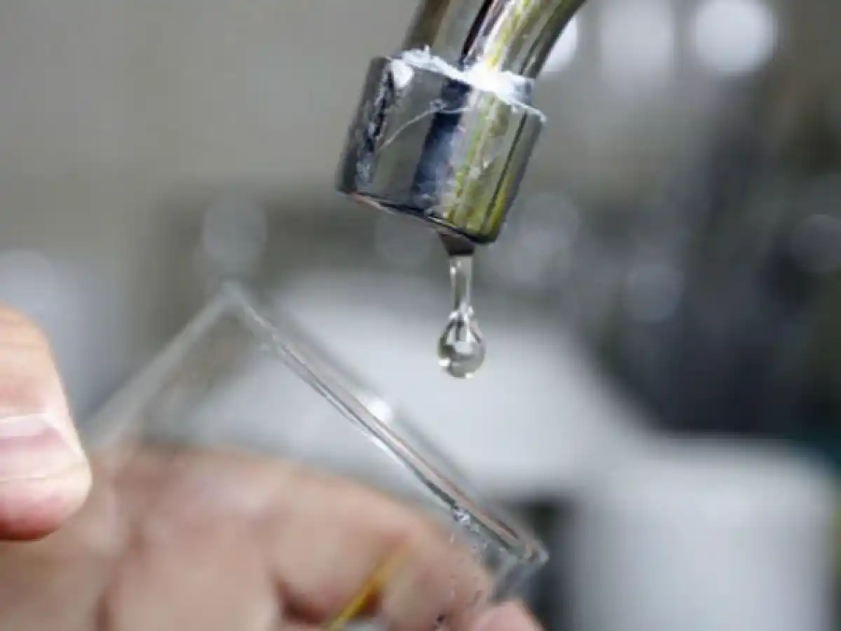 Corte de agua en barrio Sarmiento por arreglo de caños    