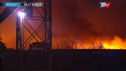 Feroz incendio consume un basural de la localidad de Bernal