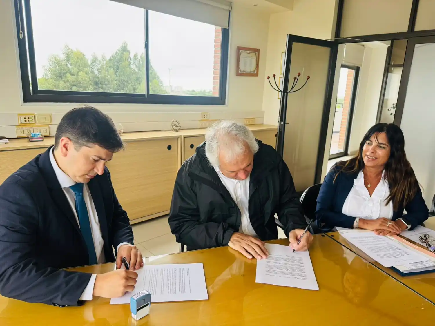 El presidente de OSSE y el titular de Rocma SRL firmaron el contrato.