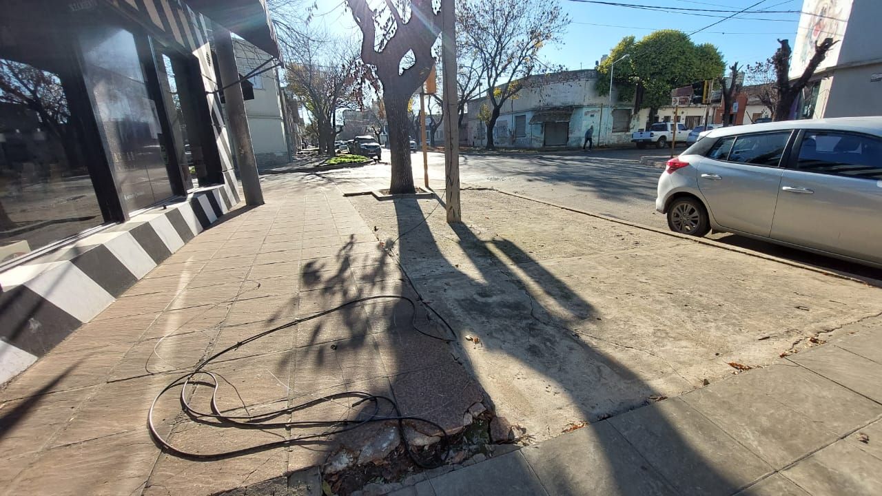 Pellegrini y Caseros: hay cables caídos y vecinos aseguran que fue un camión