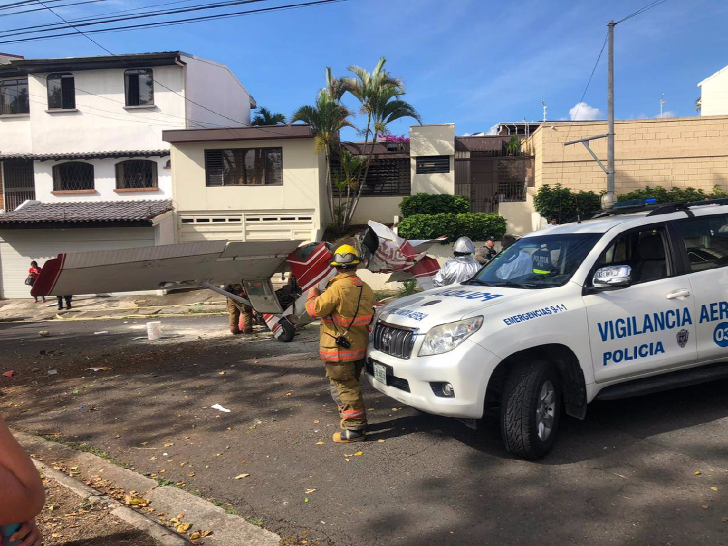 Argentinos estrellan avioneta en las calles de Costa Rica 