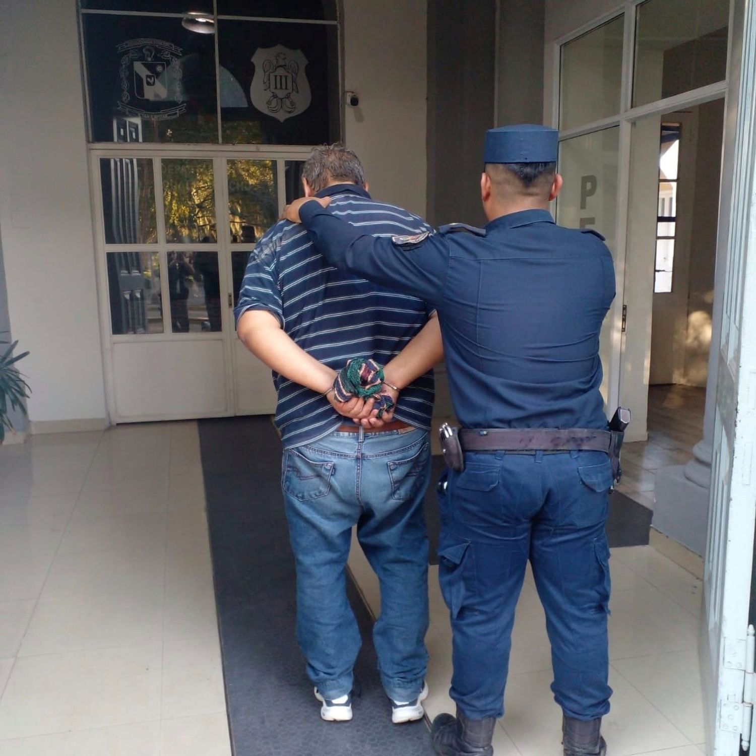 Luego de una discusión verbal, agredió con golpes a su pareja y quedó detenido