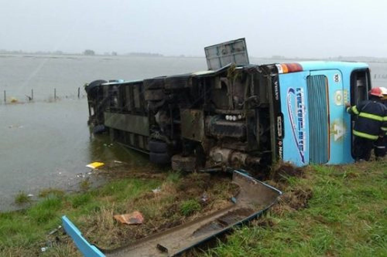 Un colectivo volcó en la Ruta 5 y cayó en un campo inundado de Carlos Casares