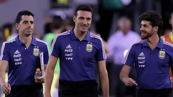 Cuatro retornos y un debutante en la convocatoria de Scaloni