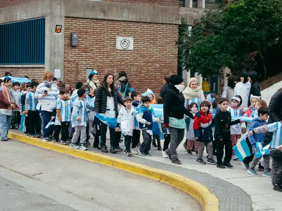 Abrazo Celeste y Blanco - 2