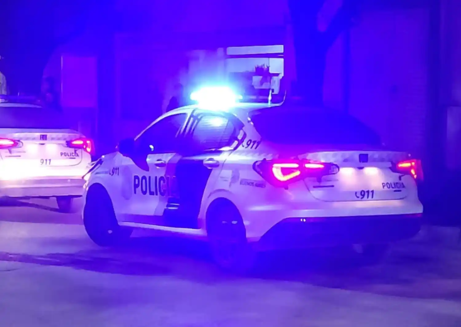 Móviles policiales arribaron a la zona del asalto.