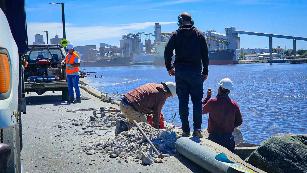 Reemplazo de columnas de alumbrado en la Escollera Sur