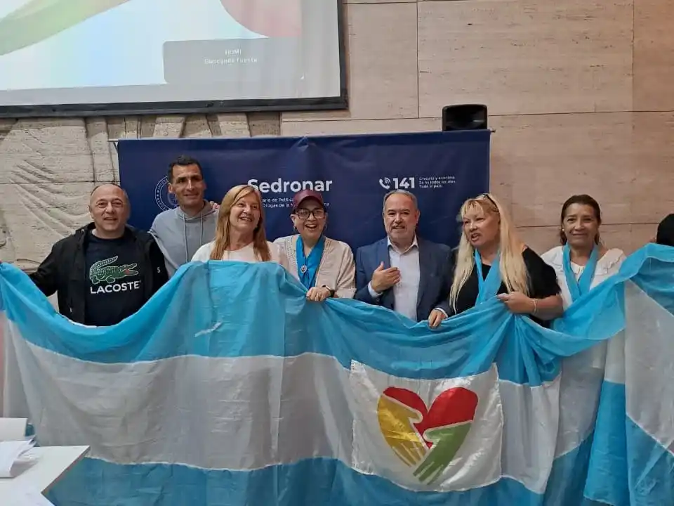 Sergio Appa junto a Roberto Moro, madres territoriales y otros directivos de la Sedronar. Foto: Gentileza