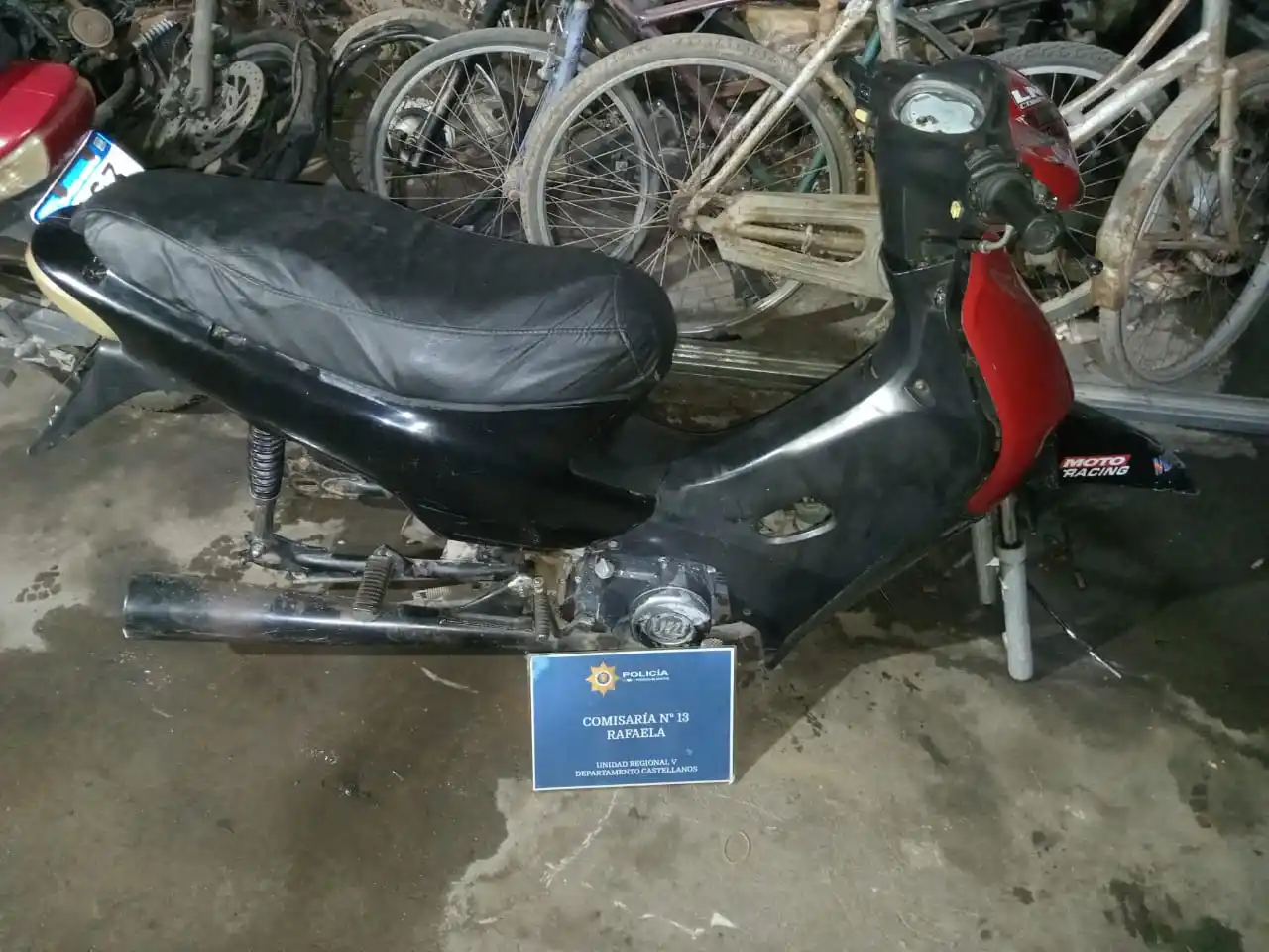 Recuperaron una motocicleta robada: el sospechoso intentó ocultarse en el techo, pero lo vieron