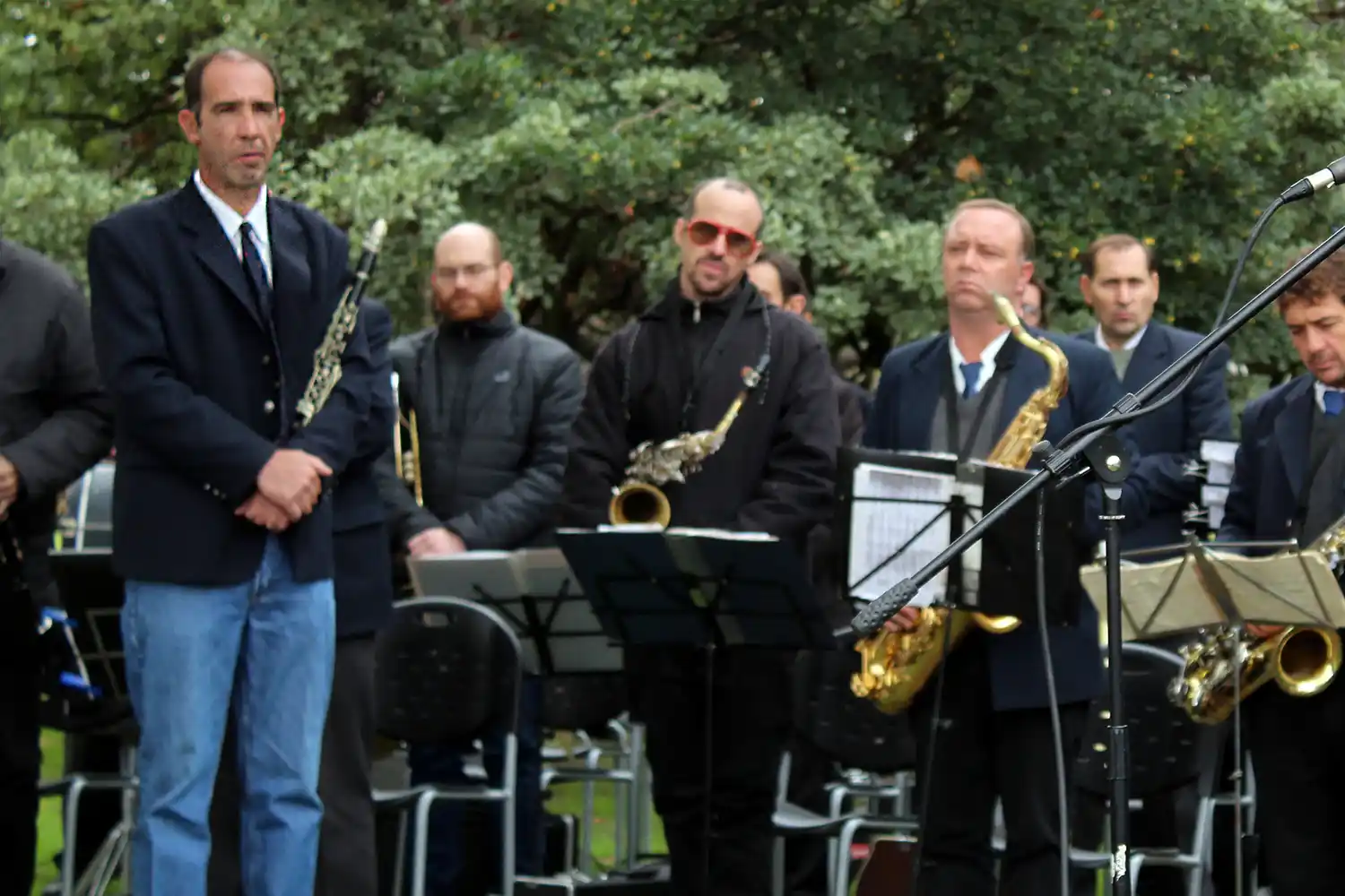 Junto a algunos músicos, en un acto oficial