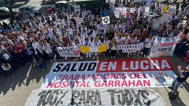 Trabajadores del Hospital Garrahan se movilizan en el marco de un paro de 48hs. Agencia Noticias Argentinas