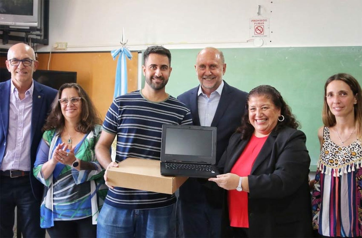 Perotti entregó 150 netbooks a institutos técnicos de Rosario