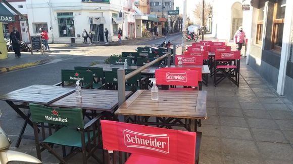 Debate: concejales deciden si los bares y restaurantes pueden usar la calle para instalar decks