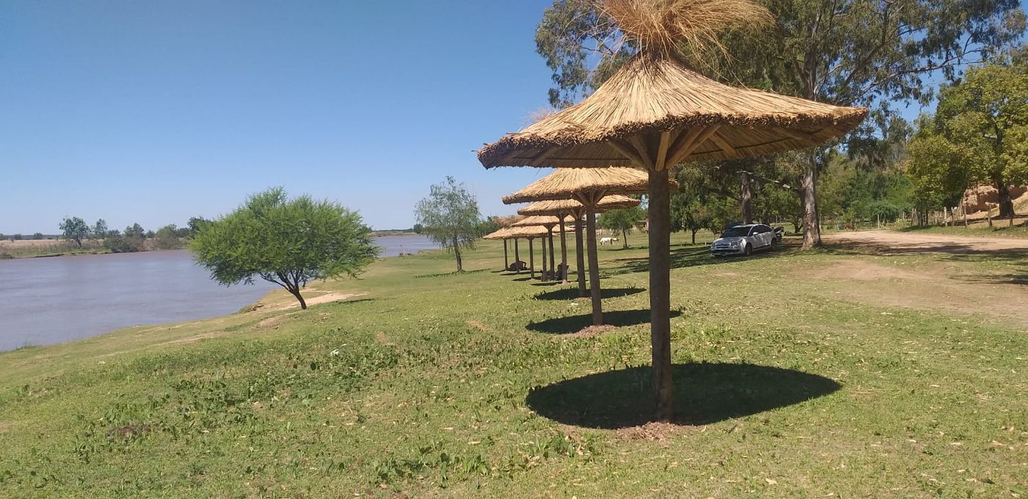 Colocaron sombrillas en la zona de Cantando en el Río y planifican instalar baños químicos