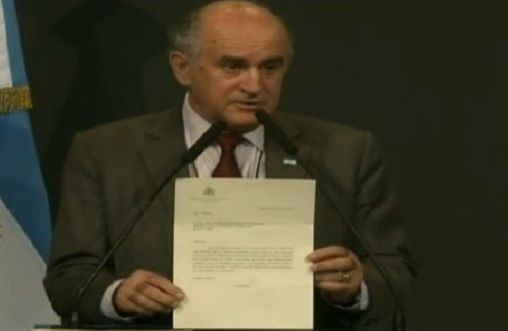 Parilli mostró la carta falsa del Papa y aseguró que "es responsabilidad de la nunciatura"