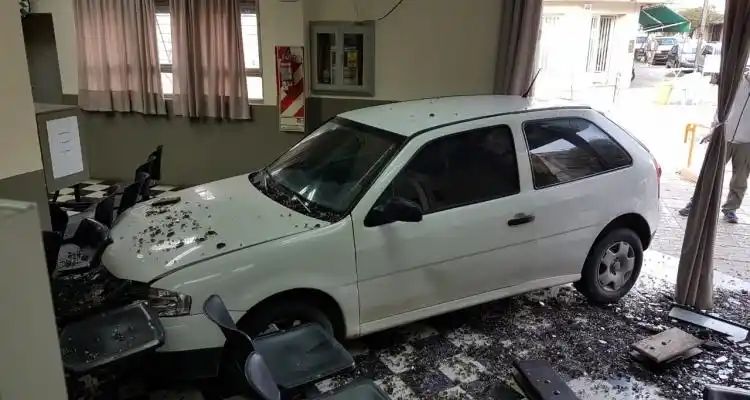 Le cortaron la luz y se metió con su auto en las oficinas de Coopser
