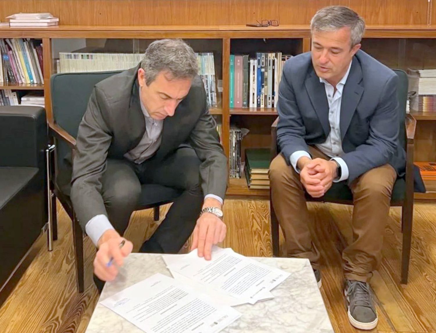 Firma. De la carta de intención entre el municipio y la UNLP