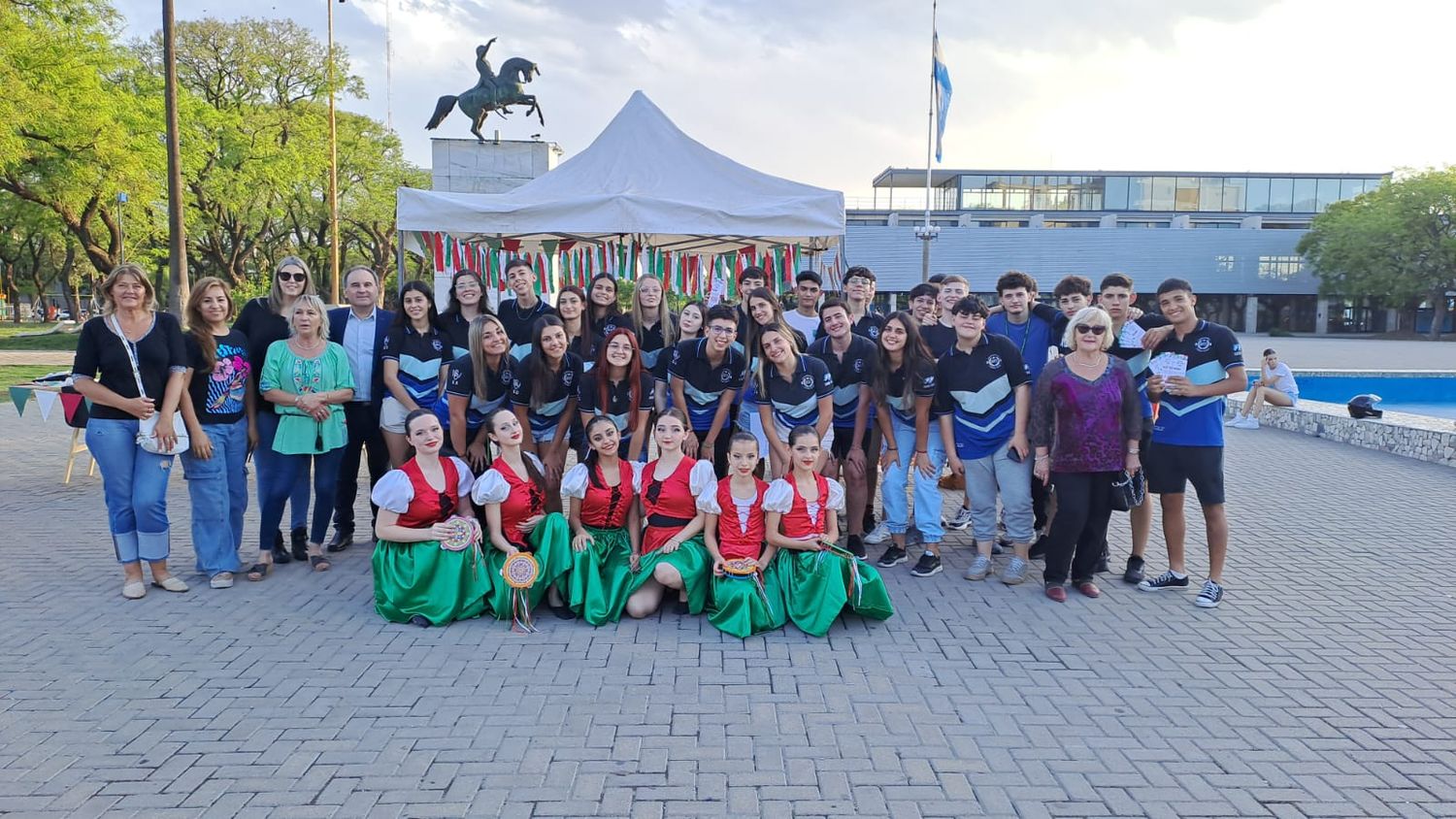La Asociación Civil Familia Véneta San Francisco junto a estudiantes de la Normal y de la Academia de Baile Fem instalaron la “italianidad” en el centro de la ciudad