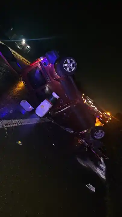 Un choque y posterior vuelco en la Ruta 2 provocó caos vial en el comienzo del fin de semana largo