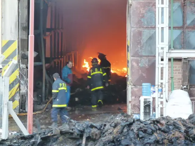 Bahía Blanca: Incendio en fábrica Nutregal con pérdidas millonarias