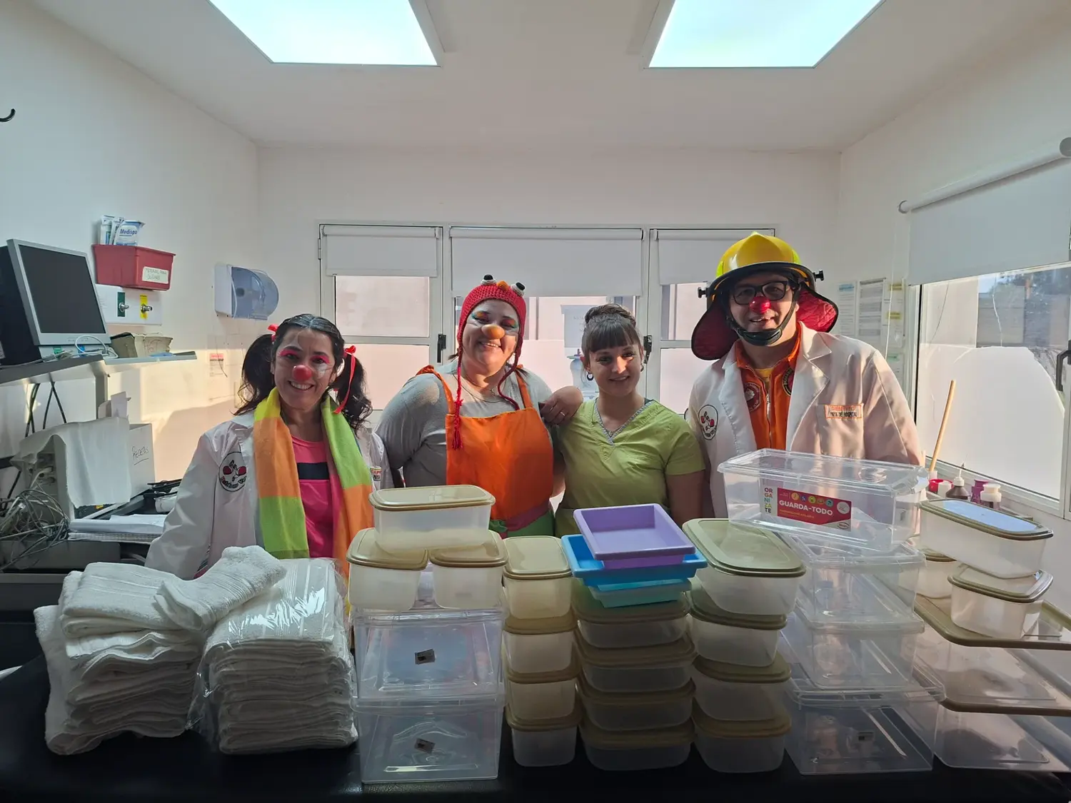 Integrantes de Había una Vez concretaron la entrega de organizadores herméticos, contenedores apilables, toallas y toallones