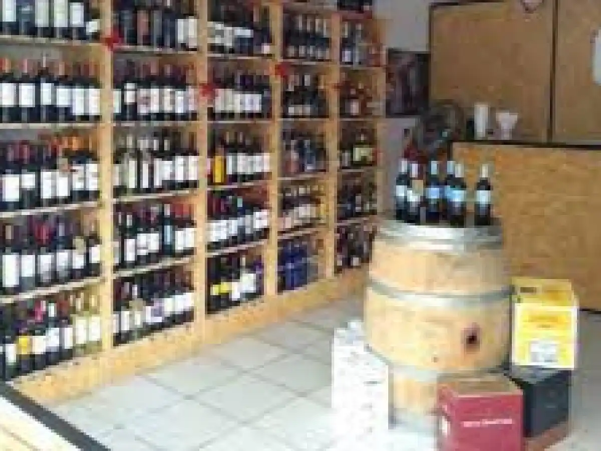 Insólito:  Entró a robar a una vinoteca, se emborrachó y quedó detenido