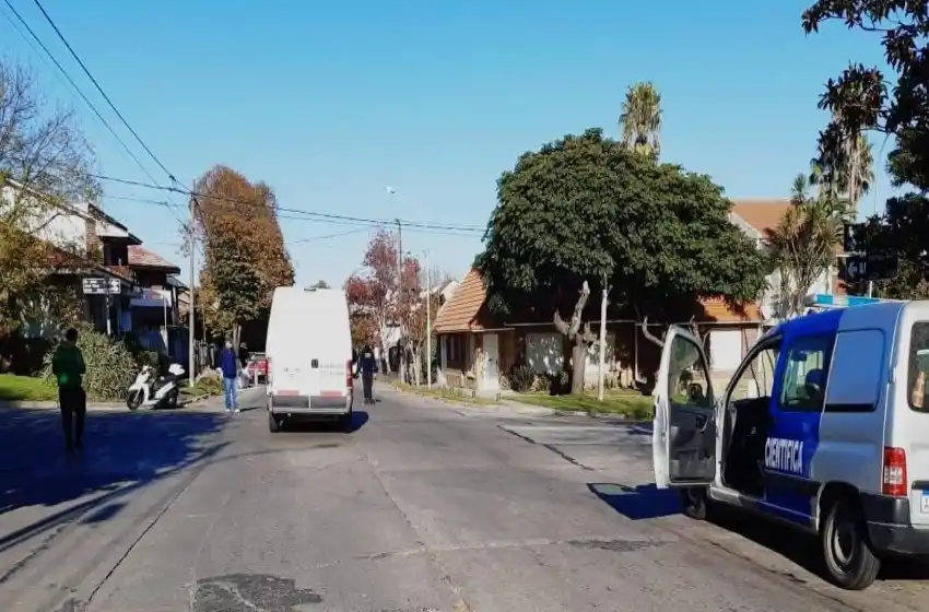 Terminó en el hospital por apurado: impactó con la soga de auxilio al intentar pasar a dos camionetas en su moto