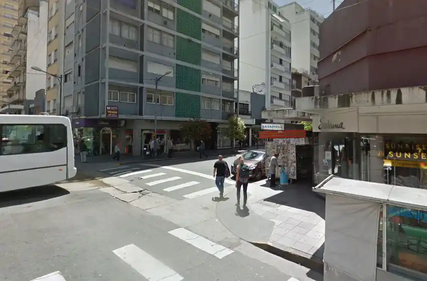 Rompió la vidriera de un local céntrico y robó ropa con una mochila