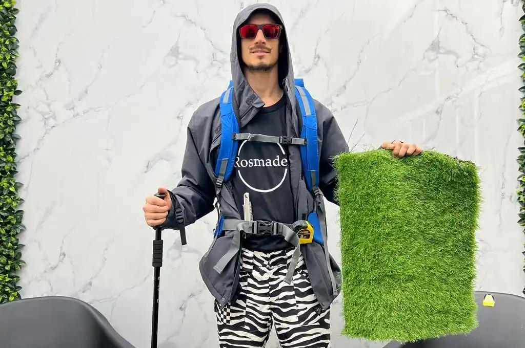 La logística de llevar el césped requiere toda una proeza, porque se accede únicamente caminando. Foto: Gentileza.