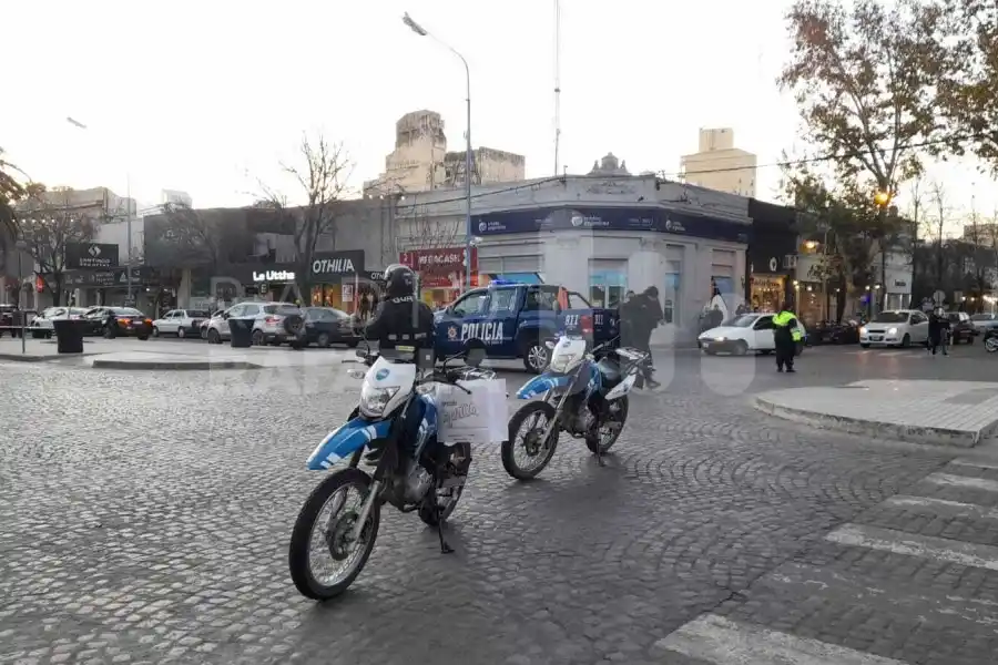 Fuerte accidente en pleno microcentro de la ciudad: una camioneta chocó contra una moto