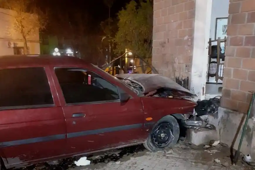 Un auto fuera de control chocó contra una casa: sus dos ocupantes resultaron heridos