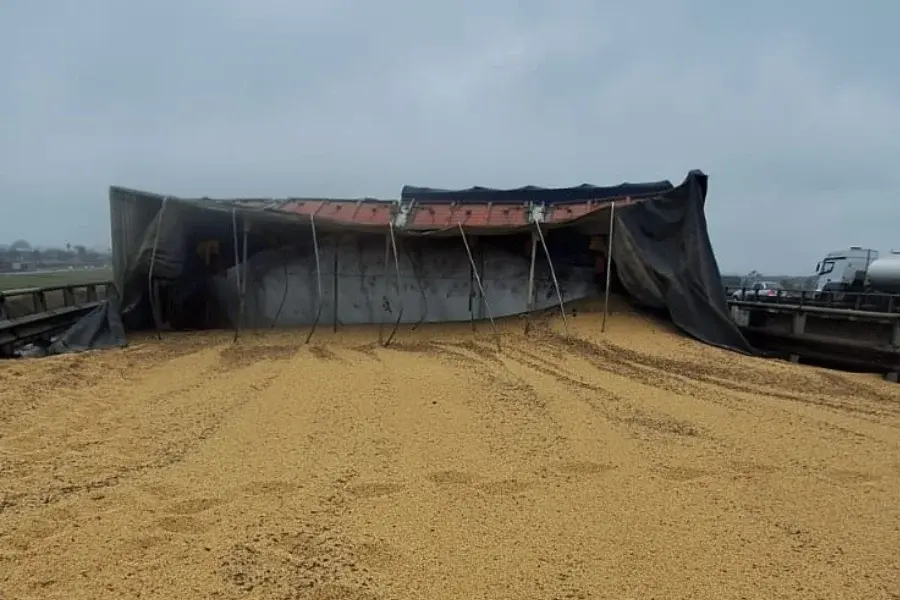 Caos en la autopista Rosario-Buenos Aires por el vuelco de un camión cerealero y dos choques