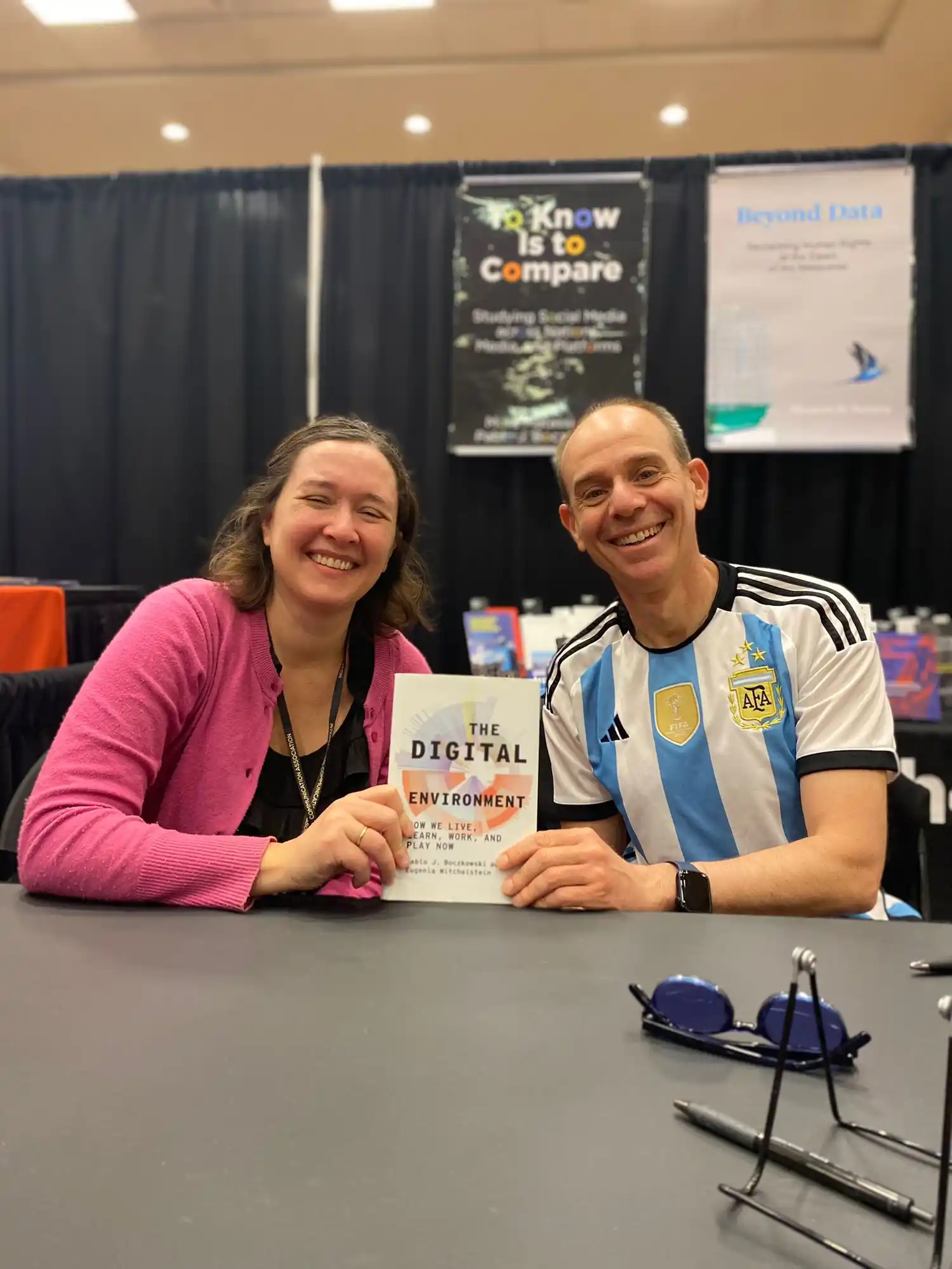 Eugenia Mitchelstein y Pablo Boczkowski, coautores de The Digital Environment, un libro clave para entender cómo vivimos, trabajamos y nos informamos en la era digital.