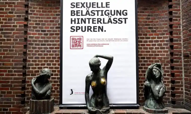 Los pechos tienen un brillo mucho más brillante que el resto de las estatuas, un claro indicio del "manoseo" frecuente, según Terre des Femmes.