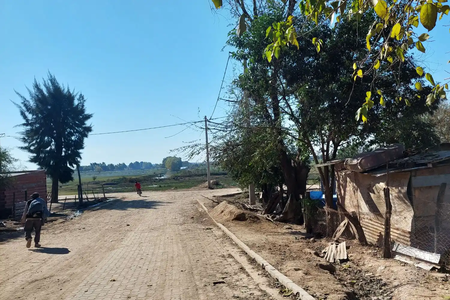 Vecinos que residen en la costa, de la bajada hacia Papel Prensa, firmaron la nota.