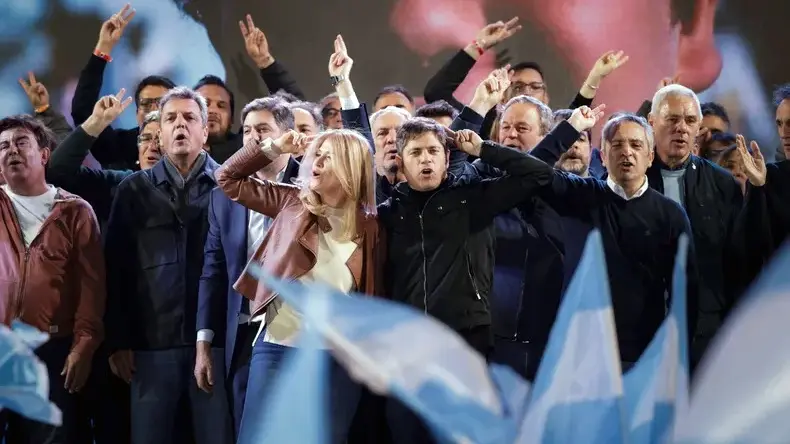 Axel kicillof junto a dirigentes en pleno festejo.