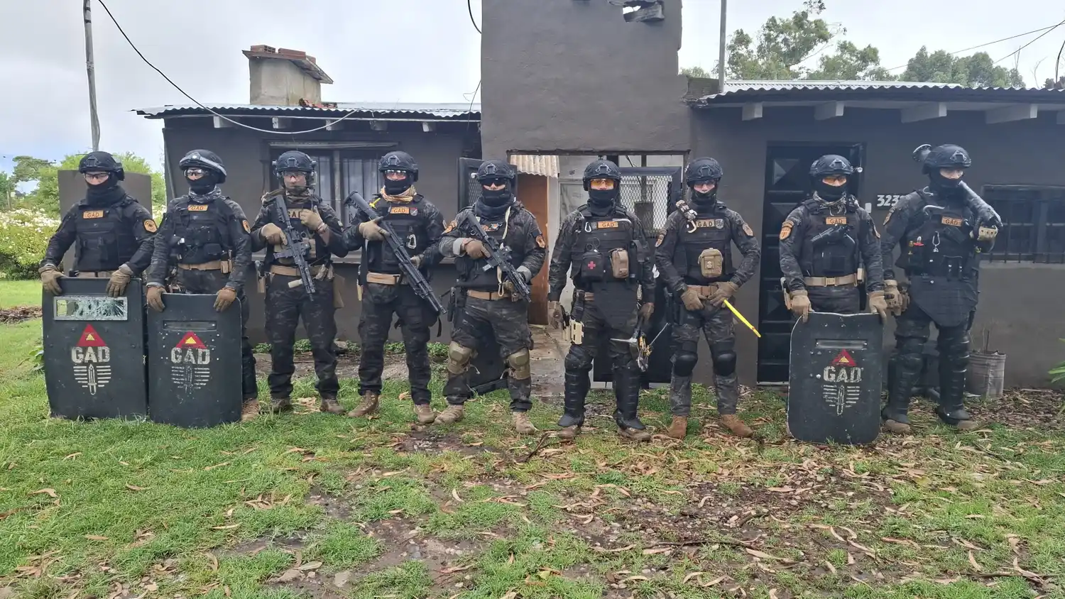 Los delincuentes actuaron a cara descubierta, sin exhibir armas, sin guantes y sin lesionar a nadie.