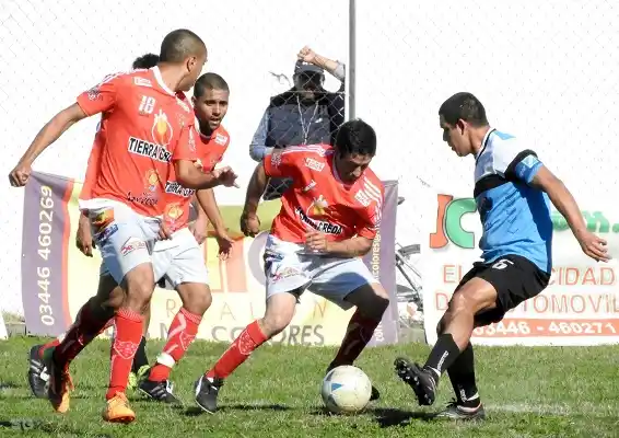 Central Larroque fue contundente y terminó goleando a Defensores