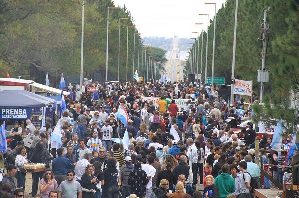 Gualeguaychú marcha al Puente Internacional contra UPM exBotnia 