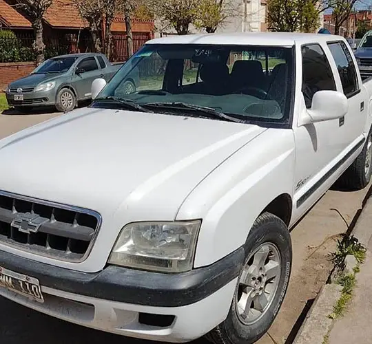 Secuestraron varios vehículos en allanamientos en dos galpones