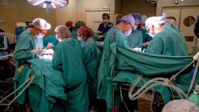 Los cirujanos y médicos en medio de la intervención.