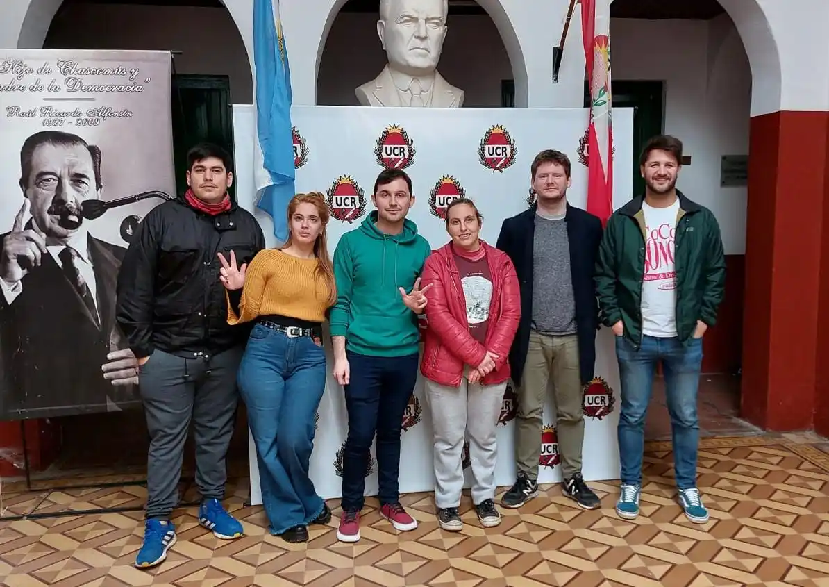 Continúa la ayuda de la Juventud Radical de Chascomús para solicitud de subsidio de gas y luz