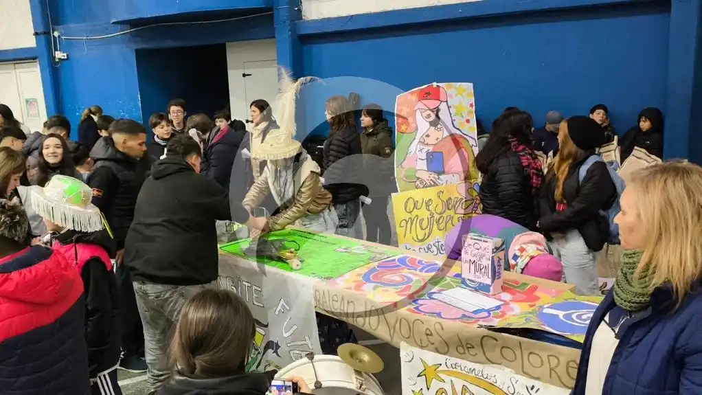 La actividad se desarrolla en el SUM del Colegio Nacional