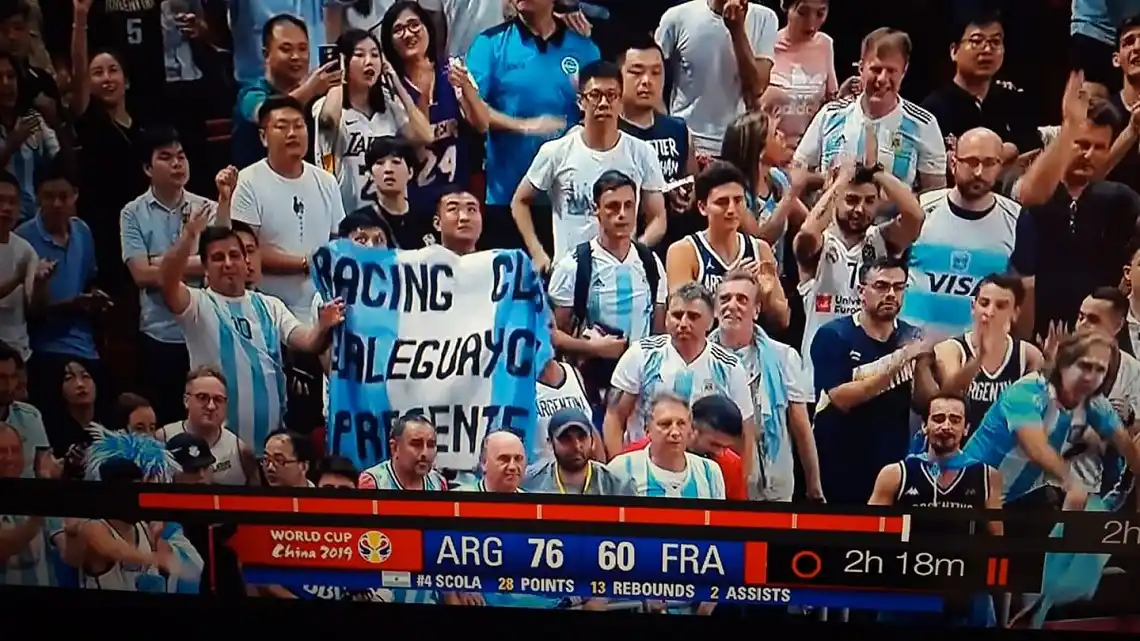 Gualeguaychú presente: dos hinchas de Racing alientan a la Selección en China