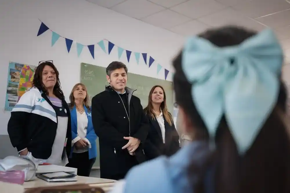 Kicillof, con docentes y alumnos de la primaria 6 de San Vicente.