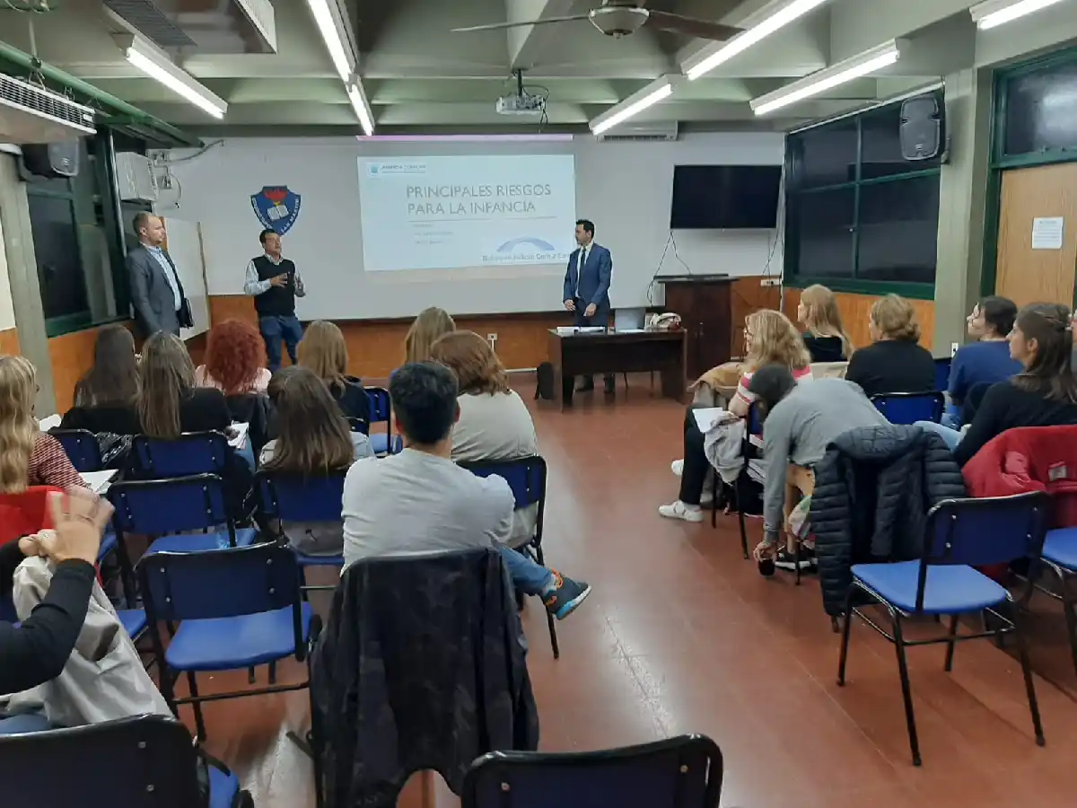 Docentes del Colegio San Martín analizaron los derechos de los alumnos junto a la Justicia