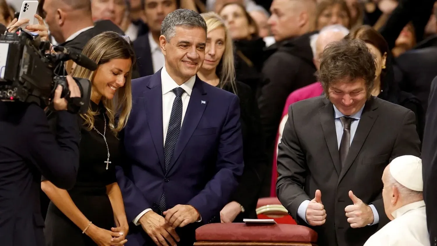 El presidente argentino y el Santo Padre, este domingo en El Vaticano. Este lunes se reunirán en privado. Foto: Reuters