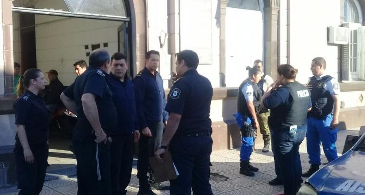 Robó, lo hirieron, cayó preso y hay dos policías sumariados