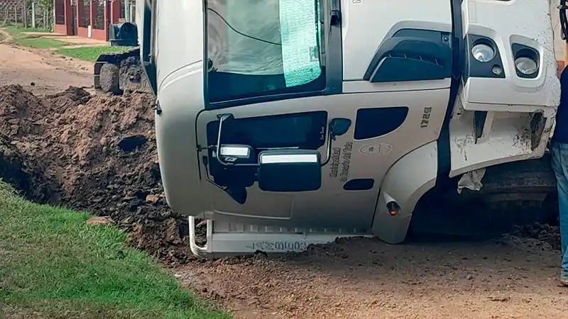 Rosario del Tala: un camión cayó en un pozo durante excavación por obras